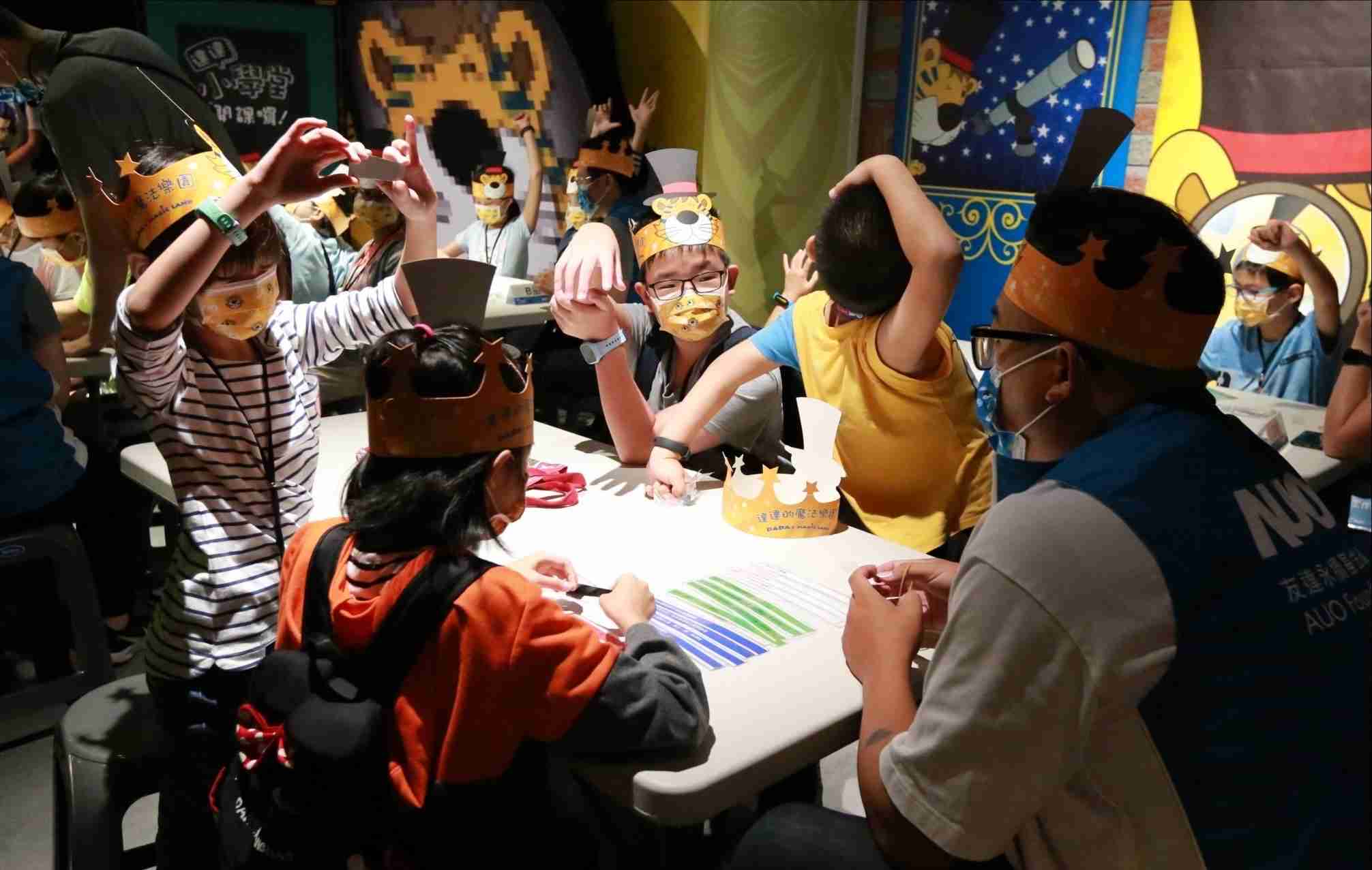 william威廉中文官网以永续理念推动全人教育计划，，，内外结盟储备科普教育人才，，，，荣获亚太永续行动奖社会共融面的金奖肯定