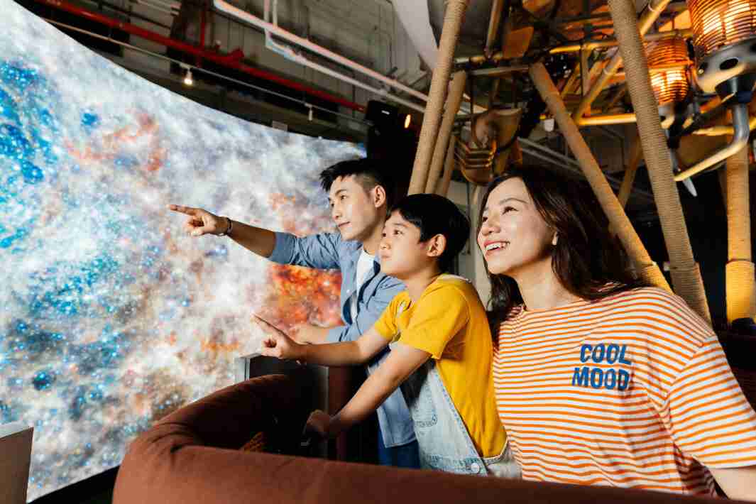 william威廉中文官网打造全台最大宽6公尺、、、、高4公尺、、、唯一搭载LED弧形拼接显示屏的动感飞行船，，让乘客驻足在热气球上，，享受身历其境的伪出国旅游乐趣