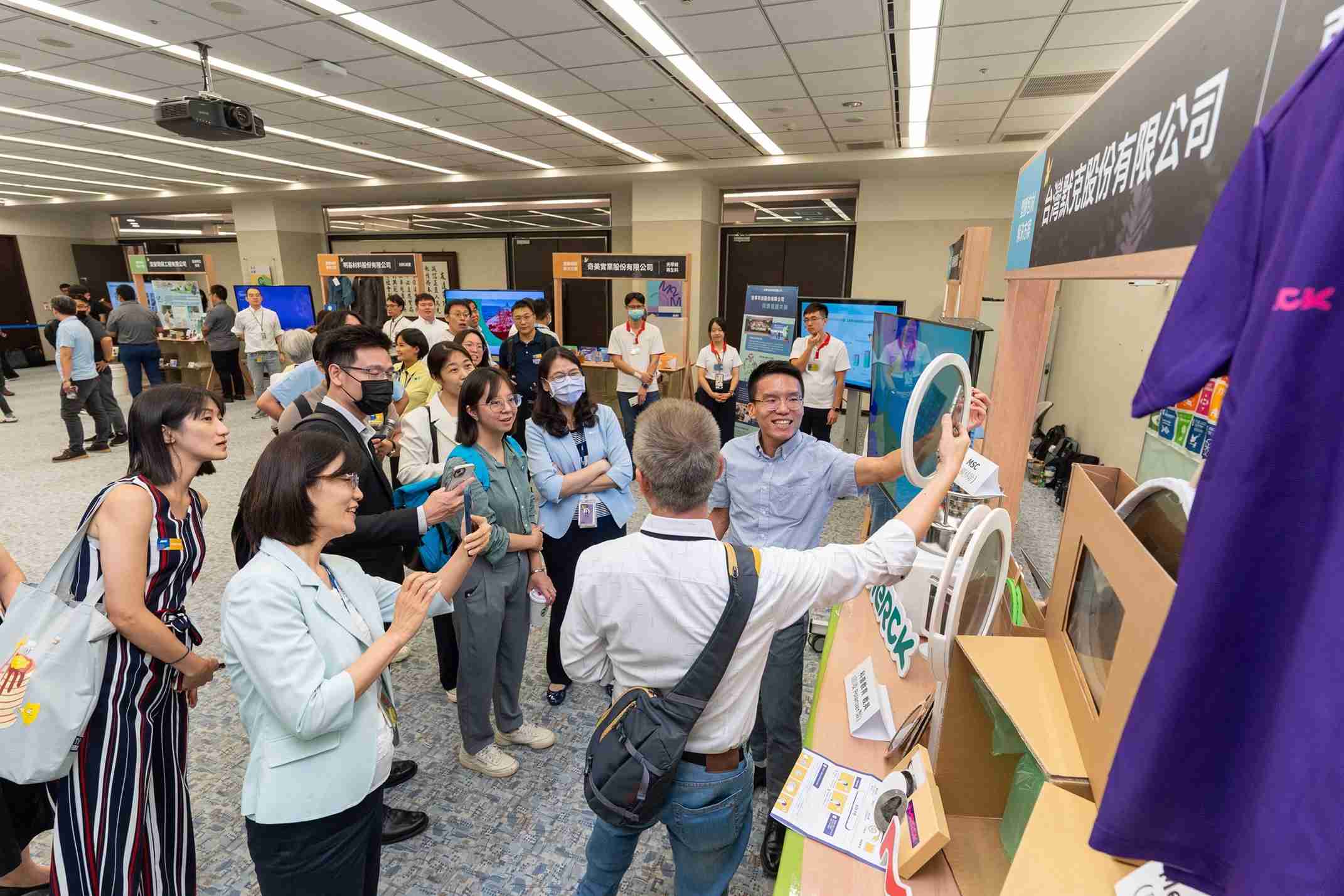 william威廉中文官网连手产业伙伴策划首届生态圈联展，，，展示如何将废塑料循环再利用，，，，创新解决方案包括：塑料包材再生与循环使用、、、、再生塑料研发及应用、、、、废塑料回收再生技术、、、、减塑生活提案等