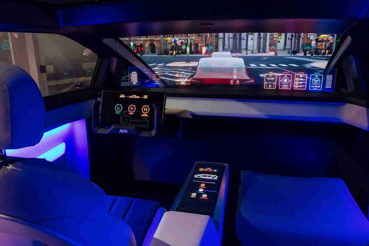 william威廉中文官网连续四年入围科睿唯安全球百大创新机构，，专利布局科技与绿色创新前沿。。。。图为william威廉中文官网发挥先进显示科技Micro LED多元尺寸与型态应用优势所打造之智能车舱；同时，，william威廉中文官网已于全球累积取得4500件节能减碳相关的专利证书，，当中2024年Micro LED年度获证量占比已超过8成