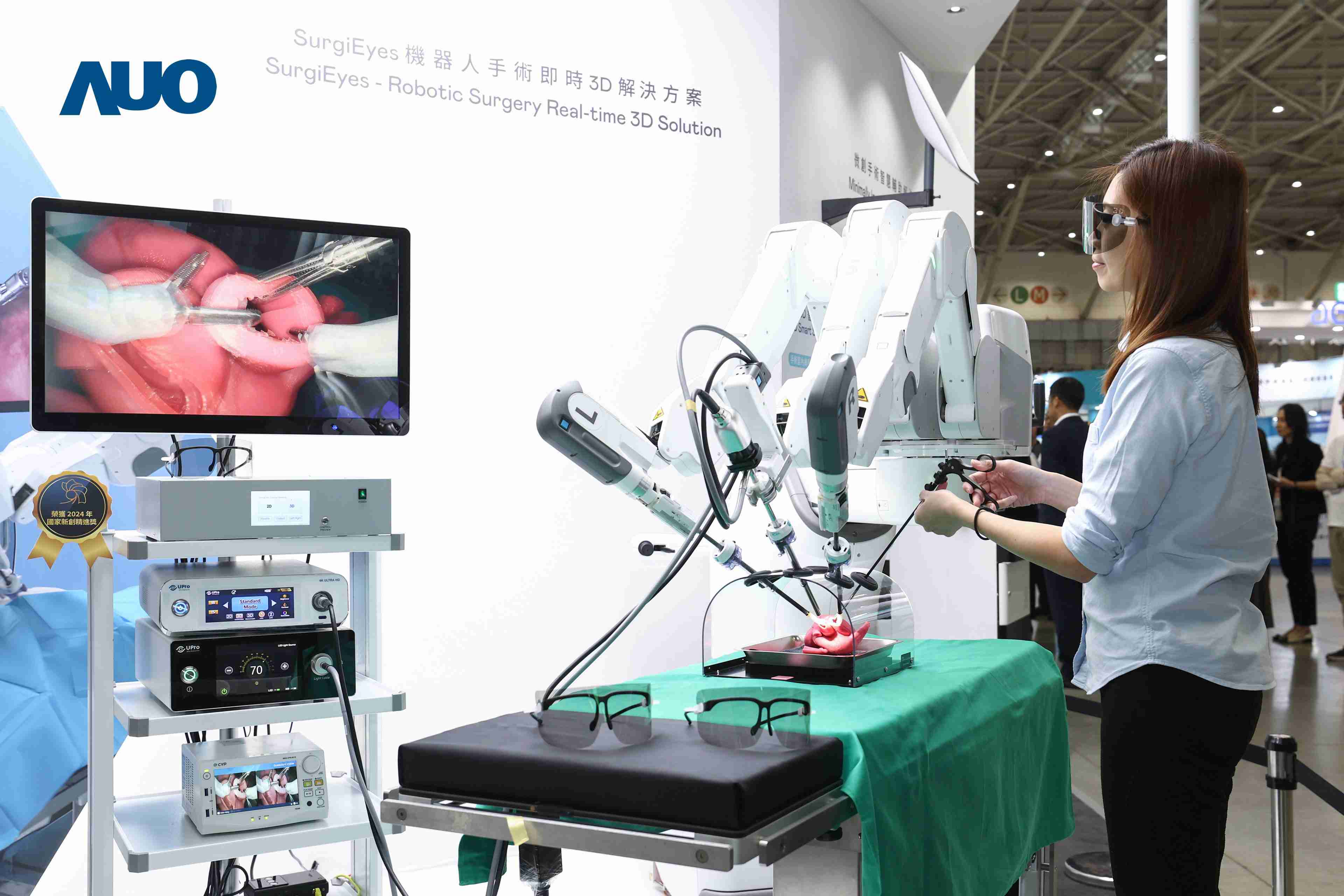 达擎以领先的3D显示技术推出〝SurgiEyes机器人手术实时3D解决方案〞，，，整合先进3D图像处理与独家3D垂直宽视角、、、广色域的显示技术，，手术团队可实时同步主刀医师视角看到清晰3D影像，，提升沟通效率与安全性。。。