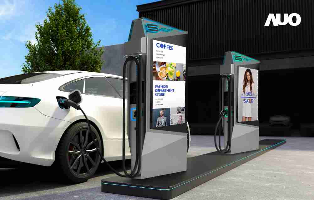 达擎 “55吋高亮度户外防水显示器”，，，在阳光直射环境下仍可呈现清晰鲜明之影像质量，，，可灵活安装于充电桩及智能电杆，，，，成为数字户外广告 （DOOH）最佳宣传利器